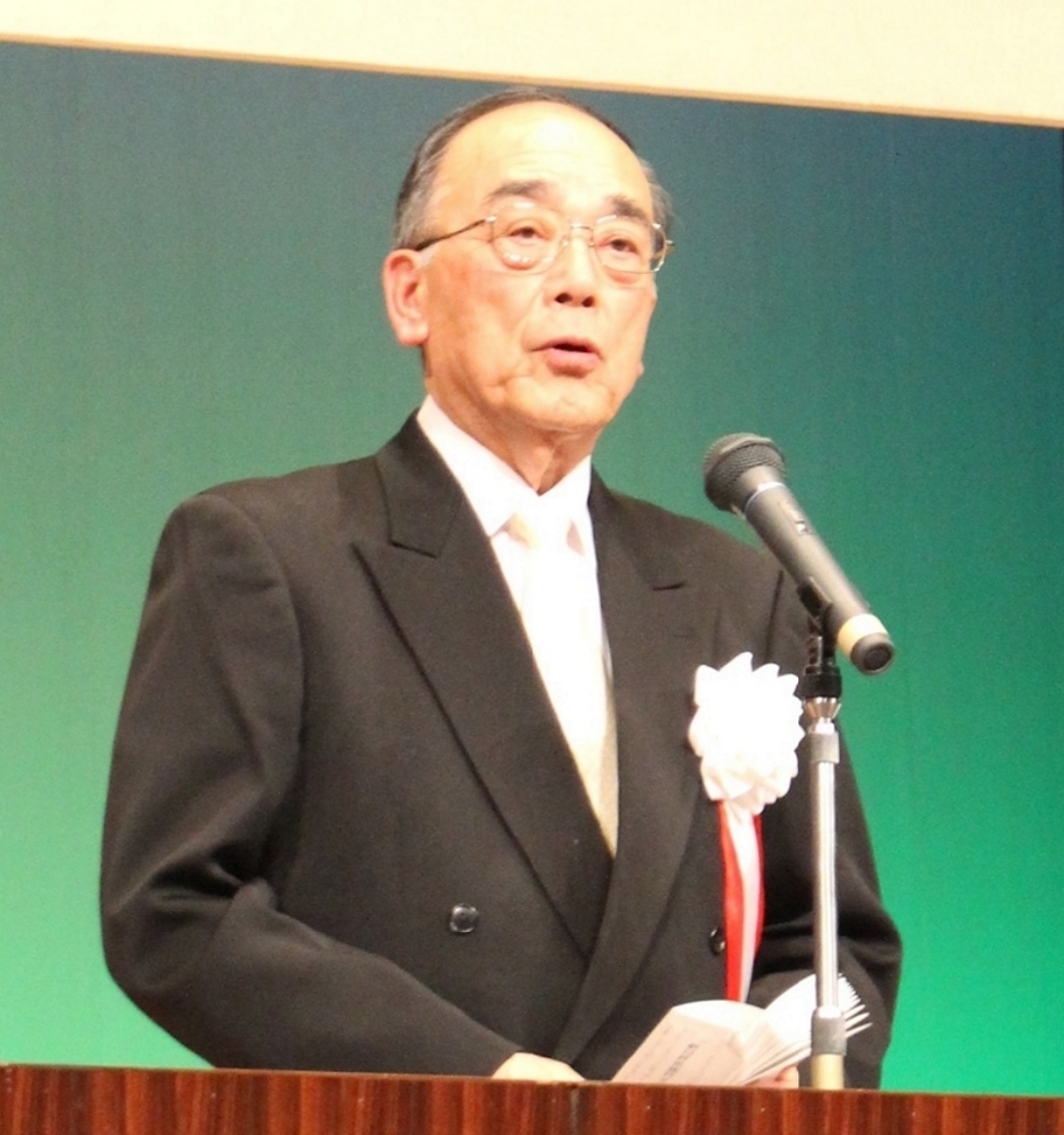 式辞を述べる中野五郎市長＝臼杵市民会館