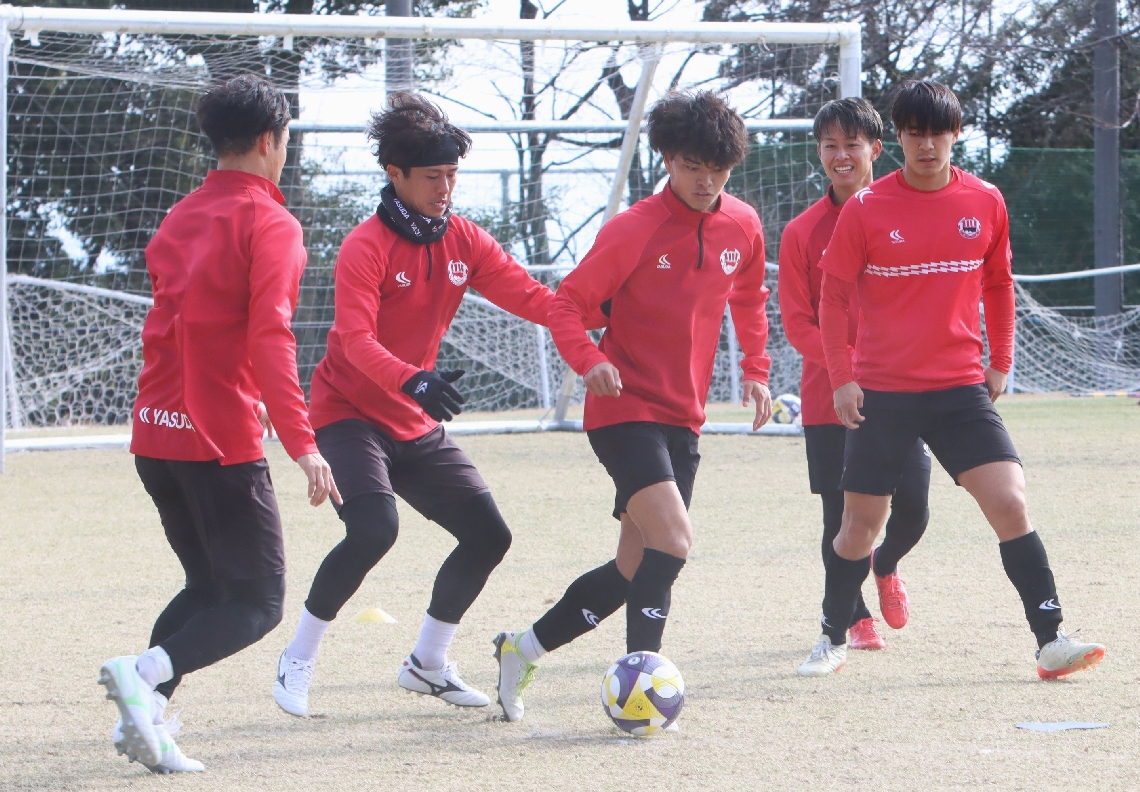 今季最初の全体練習に臨む大分の選手たち