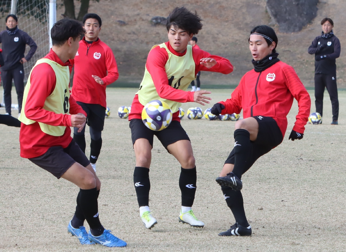 今季最初の全体練習に臨む大分の選手たち