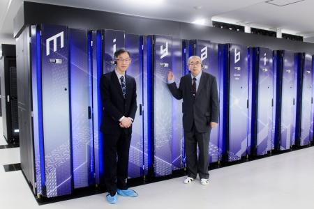 スーパーコンピューター「Ｍｉｙａｂｉ（ミヤビ）」を説明する朴泰祐・筑波大計算科学研究センター長（右）ら＝１５日午後、千葉県柏市