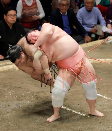 宇良（右）が伝え反りで高安を破る＝両国国技館