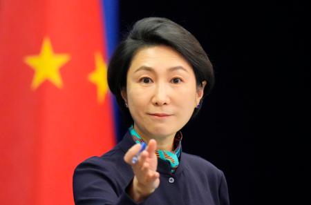 記者会見する中国外務省の毛寧氏。報道局長に昇格した＝２０２４年１２月、北京（共同）