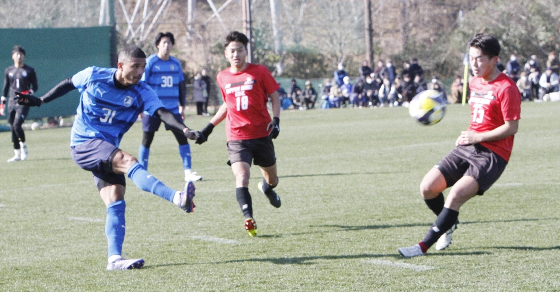 ロングボールを蹴るＤＦペレイラ（３１）＝県サッカー協会スポーツ公園