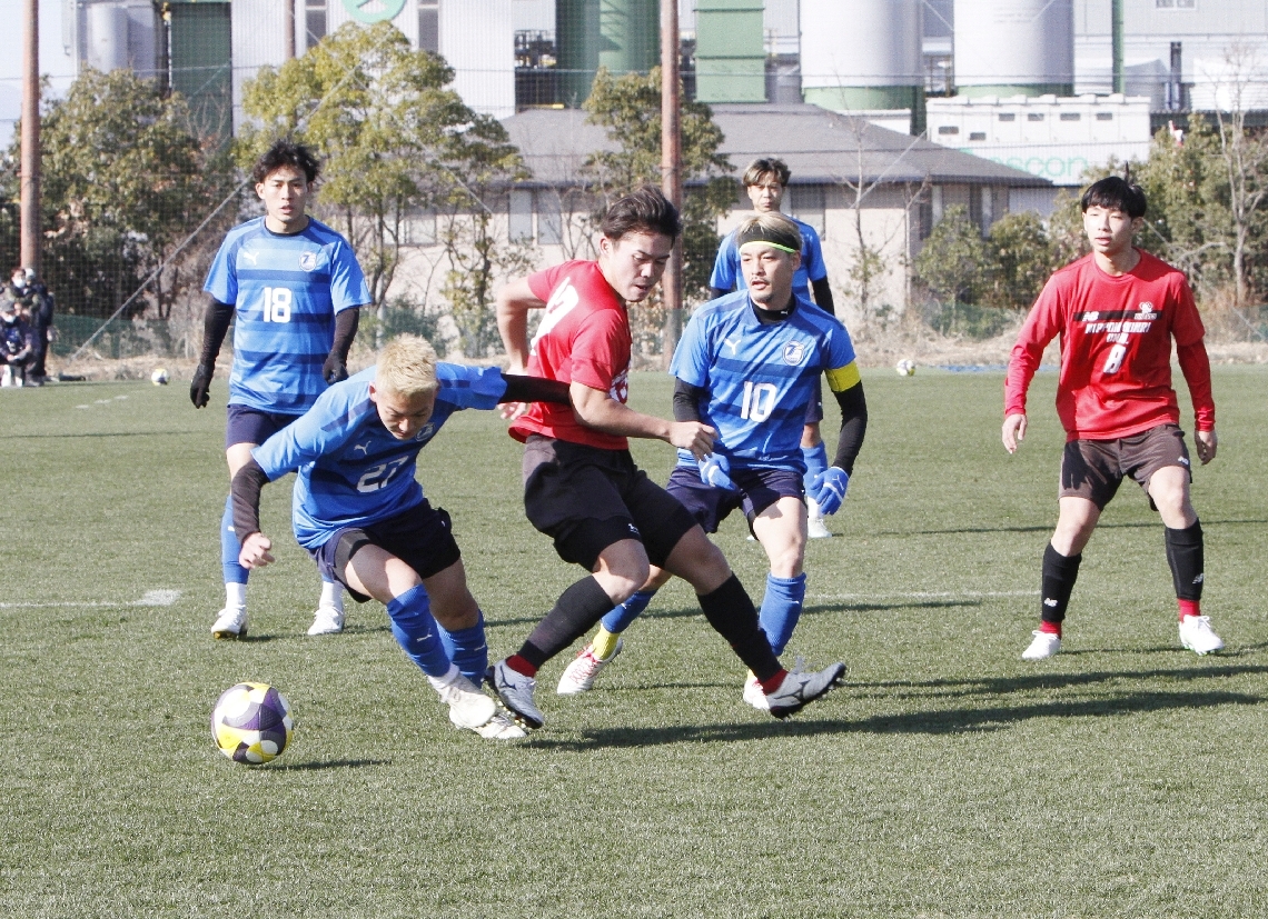 球際で激しい攻防を繰り広げたＤＦ松尾（左手前）