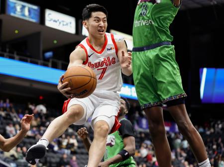 ＮＢＡ下部Ｇリーグのレジェンズ戦でパスを出すハッスルの河村＝フリスコ（ＮＢＡＥ・ゲッティ＝共同）