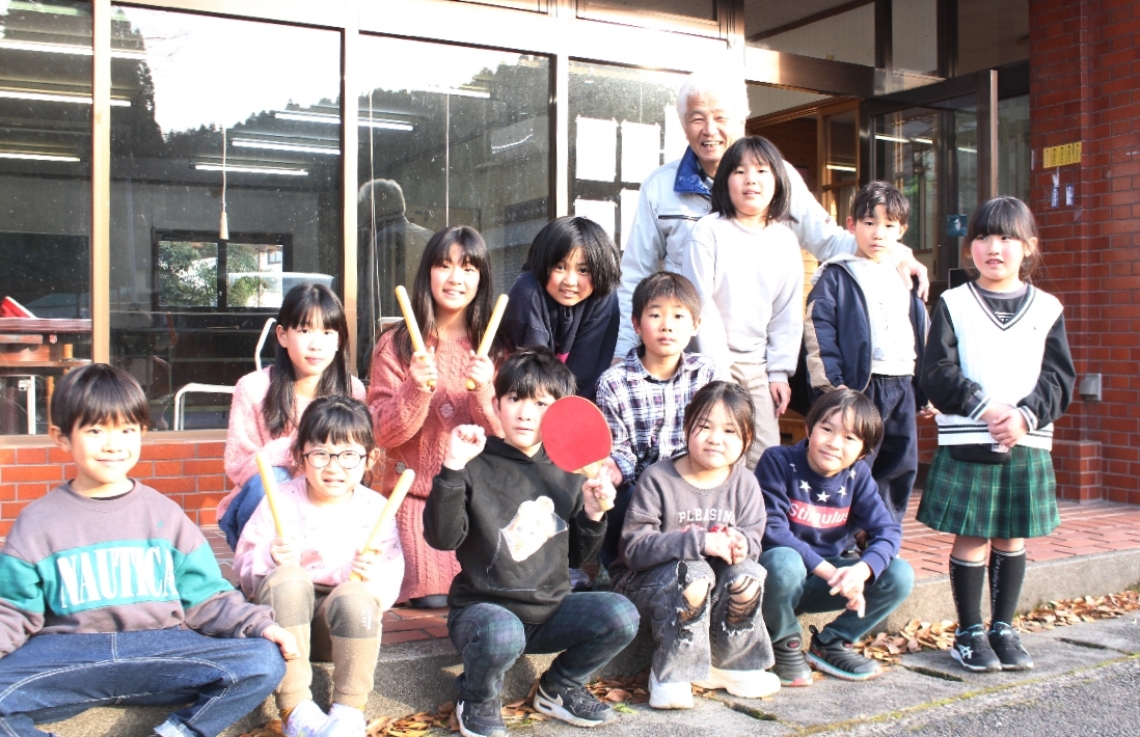 地域の住民や子どもたちの立ち寄り場となっている「りらっ玖珠屋」（最後列が古賀博明さん）＝玖珠町太田