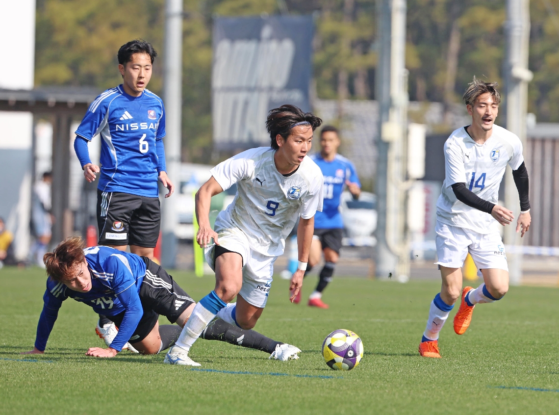 【大分―横浜Ｍ】ディフェンスを振り切って攻め上がる大分のＦＷ有馬（中央）＝宮崎市のアミノバイタルトレーニングセンター