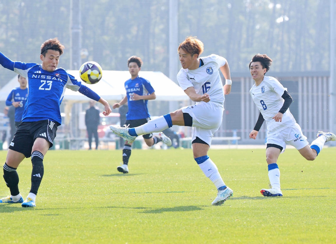 ゴールを狙う大分のＭＦ茂（右から２人目）