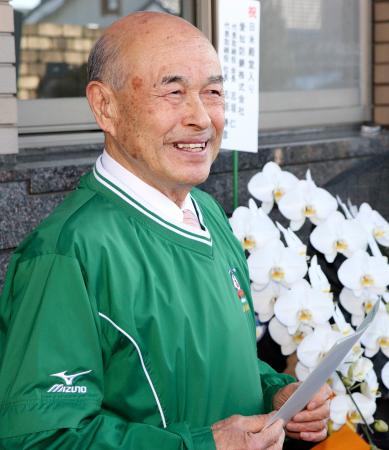 イチローさんの米国野球殿堂入り決定を受け、取材に応じる父鈴木宣之さん＝２２日午前、愛知県豊山町