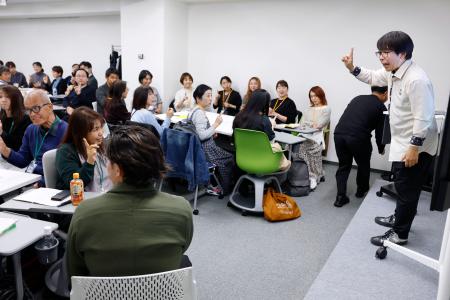 日本財団ボランティアセンターが開いた国際手話のセミナー。右端は講師を務めた手話通訳士の橋本一郎氏＝２２日、東京都港区