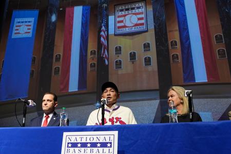 米国野球殿堂博物館で記者会見するイチローさん（中央）＝２３日、ニューヨーク州クーパーズタウン（共同）