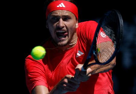 全豪テニスの男子準決勝、ノバク・ジョコビッチ戦でショットを放つアレクサンダー・ズベレフ＝２４日、メルボルン（ロイター＝共同）