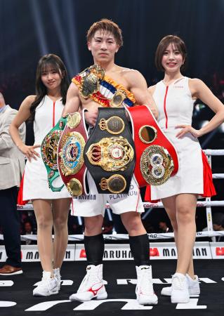 防衛に成功し、ベルトを手に写真に納まる井上尚弥＝有明アリーナ