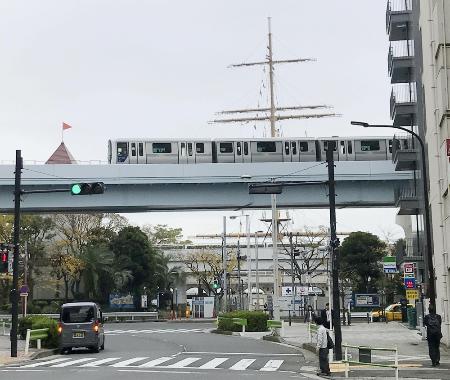 竹芝ふ頭近くを走行する「ゆりかもめ」＝２０１９年、東京都港区