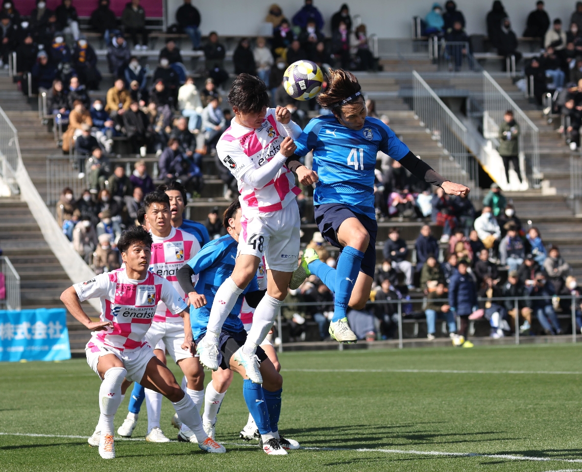 【大分―宮崎】ヘディングでゴールを狙う大分の金（４１）＝いちご宮崎新富サッカー場