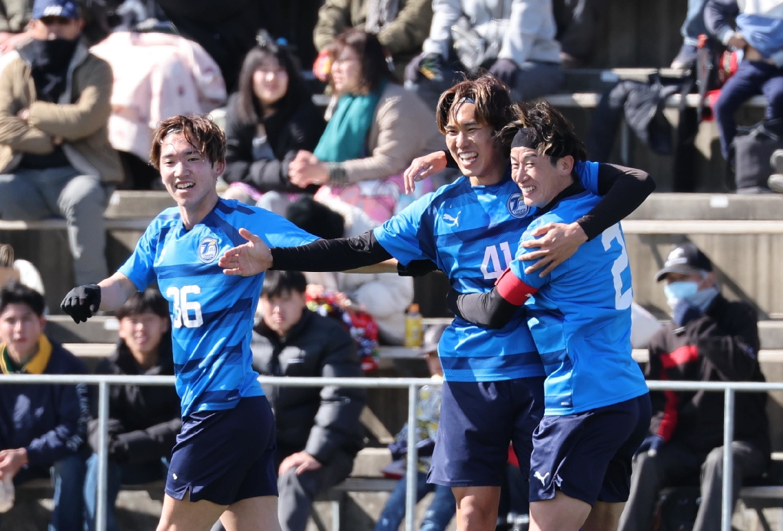 先制点を決め喜ぶ大分の金（４１）