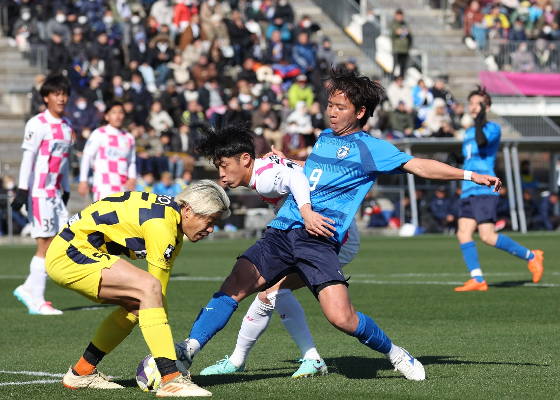 ゴール前に迫る大分の有馬（９）