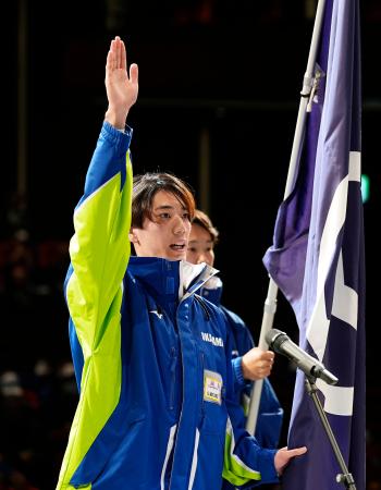 国民スポーツ大会冬季スケート、アイスホッケー競技会の開始式で選手宣誓するフィギュアスケート成年男子の三宅星南＝２６日、岡山市