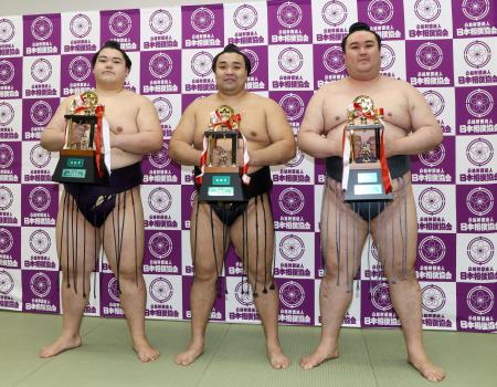 三賞の受賞力士。（左から）技能賞の王鵬、敢闘賞の霧島、金峰山＝両国国技館（代表撮影）