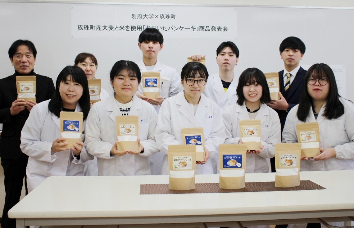 「おおいたパンケーキ」の商品化に取り組んだ学生ら＝別府大