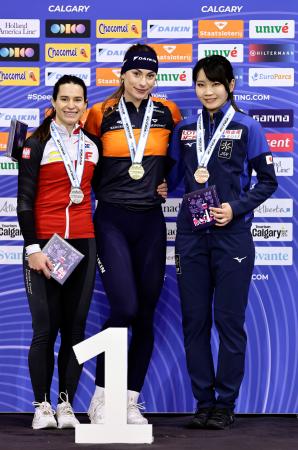女子５００メートルで３位に入った稲川くるみ（右）＝カルガリー（共同）