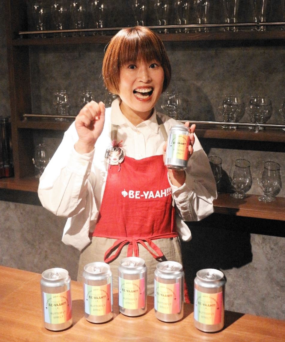 立ち上げたプロジェクトで、中津産ホップを使った限定クラフトビールを開発した鶴川道子さん＝中津市日之出町の「ＢＥ―ＹＡＡＨ」