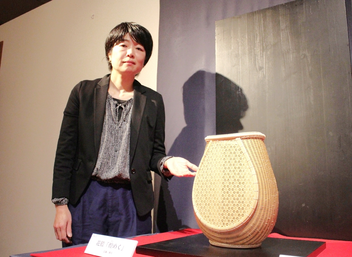 第６１回くらしの中の竹工芸展でグランプリに選ばれた「花籃　煌めく」を制作した近藤雅代さん＝別府市東荘園の市竹細工伝統産業会館