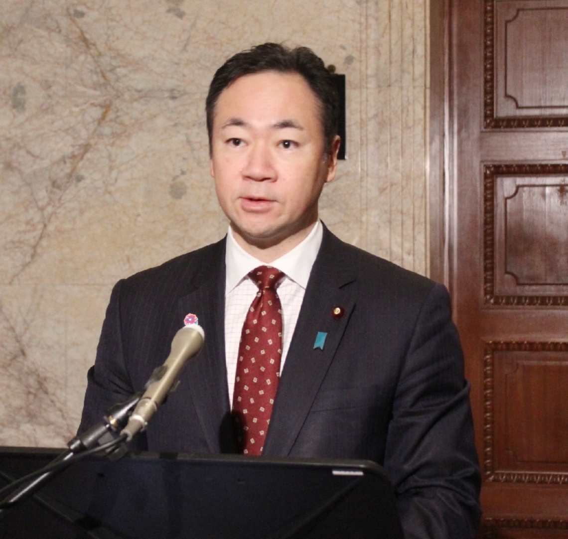 法制審議会への諮問を発表する鈴木馨祐法相＝２８日、国会
