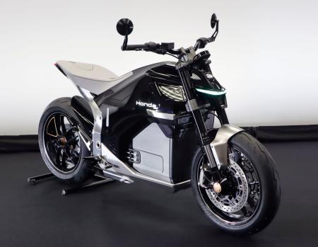 ホンダの電動二輪車の試作モデル「ＥＶ　Ｆｕｎ　Ｃｏｎｃｅｐｔ（イーブイファンコンセプト）」＝２８日午前、東京都港区