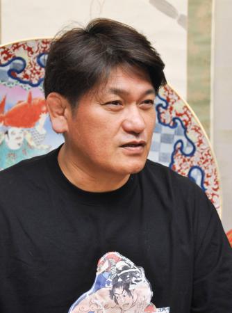 弟子の豊昇龍の横綱昇進が確定したことを受け、報道陣の取材に応じる立浪親方＝２８日、東京都台東区の立浪部屋