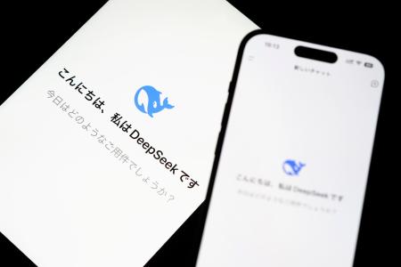 タブレット端末などに表示された、中国の新興企業「ＤｅｅｐＳｅｅｋ（ディープシーク）」が開発したＡＩ新モデル（共同）