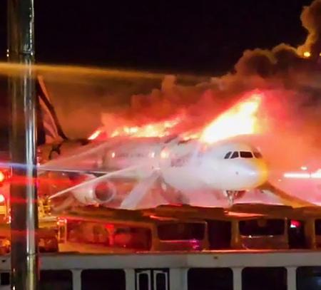 ２８日、韓国・釜山の金海国際空港で火災が発生した旅客機（関係者提供・聯合＝共同）