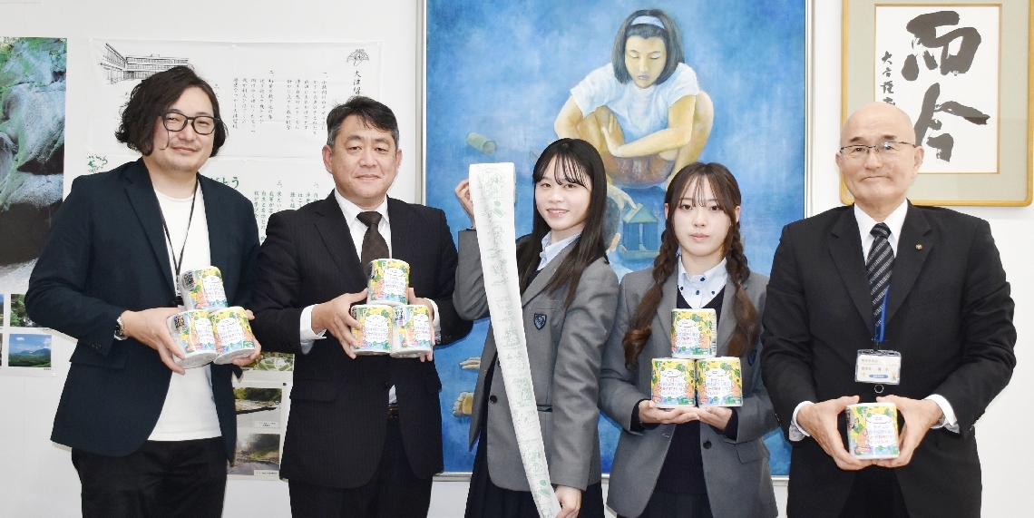 商品化の報告に訪れた由布高生ら＝由布市役所