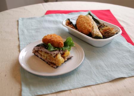 ハークスレイが大阪・関西万博で販売する「ワンハンドＢＥＮＴＯ」。右は通常販売の弁当＝３０日、大阪市