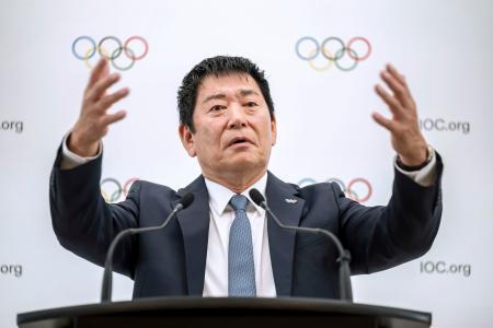 プレゼンテーションの終了後、報道陣の取材に応じる国際体操連盟の渡辺守成会長＝３０日、スイス・ローザンヌ（ＡＰ＝共同）