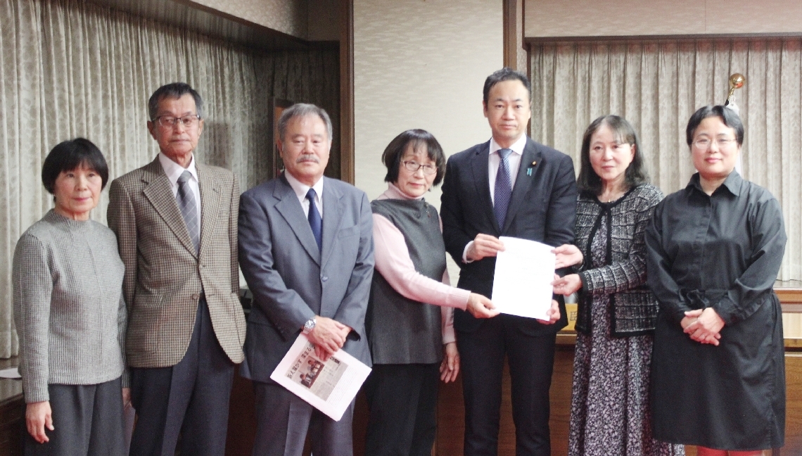 鈴木馨祐法相（右から３人目）に要望書を手渡す佐藤悦子共同代表（同４人目）ら＝３１日、法務省