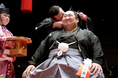 断髪式で木瀬親方（奥）に最後のはさみを入れられる元幕内徳勝龍の千田川親方＝１日、両国国技館