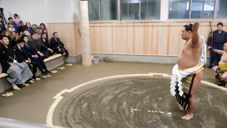 高砂部屋の部屋開きで横綱土俵入りを披露する豊昇龍＝２日、東京都墨田区