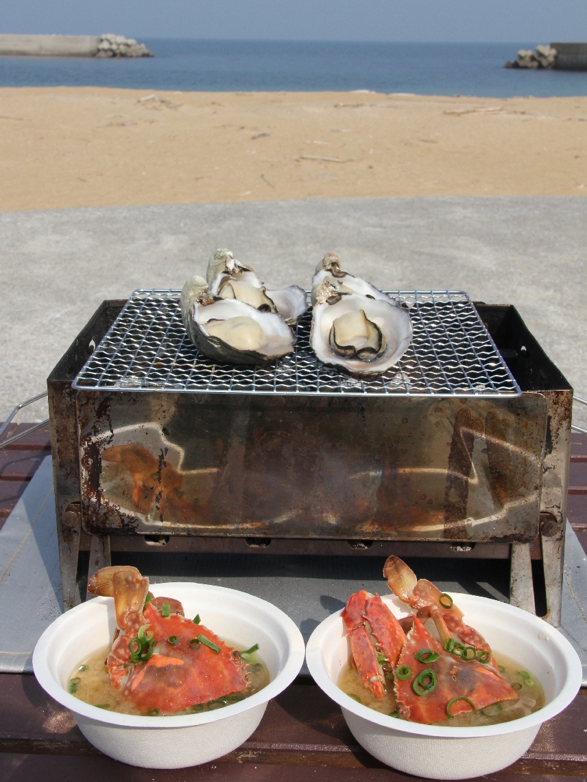 海を見ながらのロケーションで、豊後高田特産のカキやガザミを楽しめる＝豊後高田市見目の長崎鼻ビーチリゾート