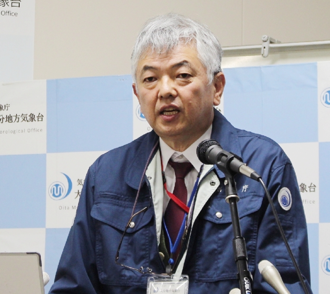 大雪への警戒を呼びかける大分地方気象台の職員＝３日、大分市長浜町