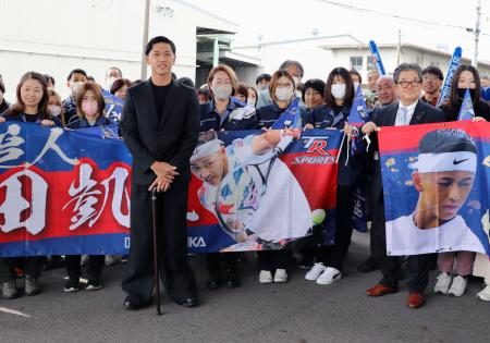 所属先の東海理化を訪問し、社員の歓迎を受ける車いすテニス男子の小田凱人（手前）＝３日、愛知県大口町