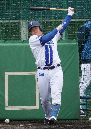 打撃練習するＤｅＮＡ・牧＝宜野湾