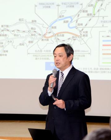 北陸新幹線に関する勉強会で講演する富山大の中川大・特別研究教授＝４日午後、石川県小松市