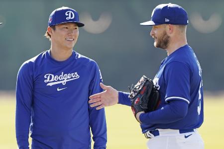 山本と談笑するドジャース時代のブレージャー（右）＝２０２４年２月１２日、グレンデール（共同）