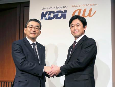 握手するＫＤＤＩ次期社長の松田浩路氏（右）と高橋誠社長＝５日午後、東京都千代田区