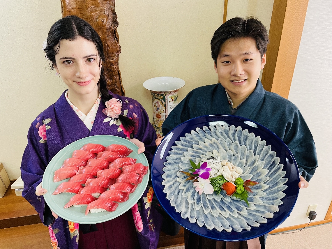 佐伯産のマグロやタイ、ヒラメ、フグを味わう「春の佐伯本まぐろフェア」をアピール＝６日、同市内町のひょうたん小路