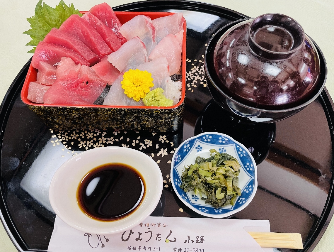 フェア期間中にひょうたん小路で提供される「紅白丼」