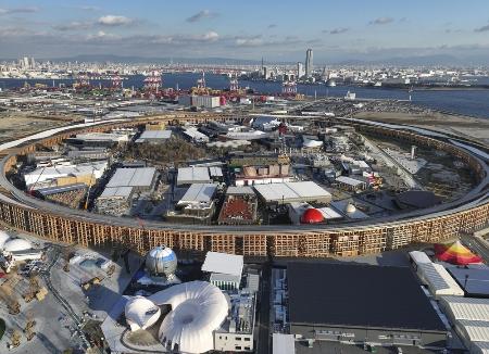 大阪・関西万博会場のシンボルとなる木造巨大屋根「リング」＝大阪市此花区の夢洲（ドローンから）