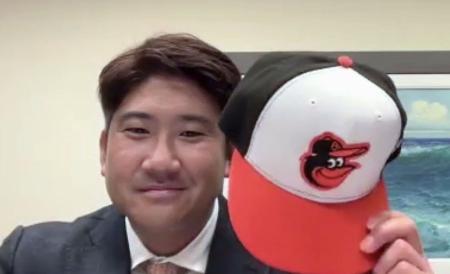 オリオールズの帽子を手にする菅野智之投手＝２０２４年１２月