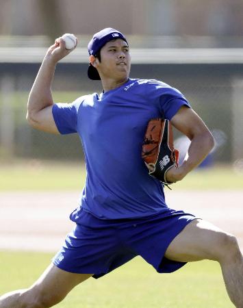 ６日、自主練習でキャッチボールするドジャース・大谷＝グレンデール（共同）